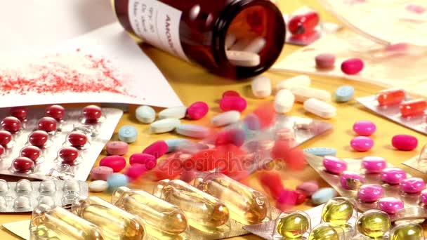 Pílulas que caem na mesa — Vídeo de Stock