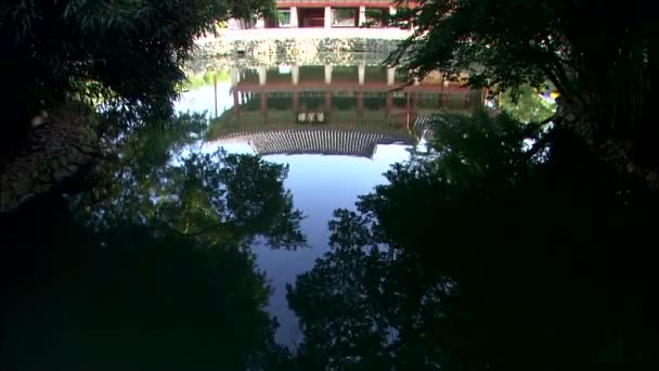 Koreanisches Traditionelles Tempelgebäude Das Sich Wasser Mit Schatten Der Bäume — Stockvideo