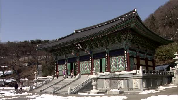 Mensen Lopen Rond Traditionele Tempel Bouwen Incheon Zuid Korea — Stockvideo