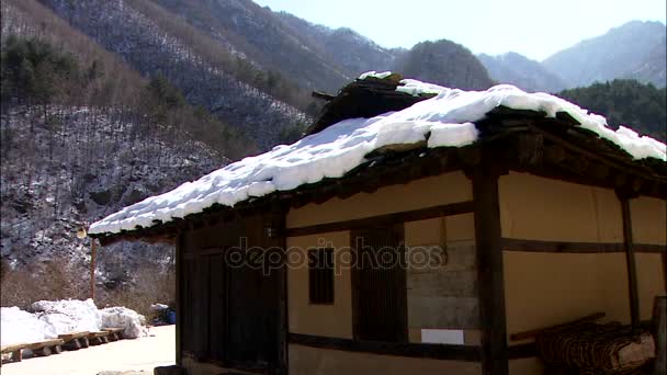 Haus im Winter in den Bergen — Stockvideo