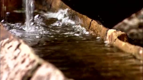 Gros Plan Eau Qui Tombe Dans Récipient Bois — Video