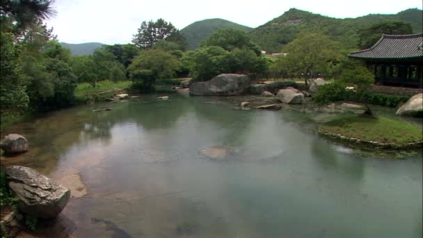 Edificio tradicional sobre el agua en Corea — Vídeos de Stock