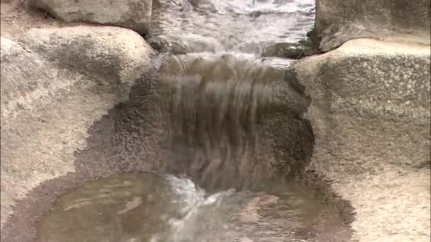 Eau coulant sur la surface de la pierre — Video