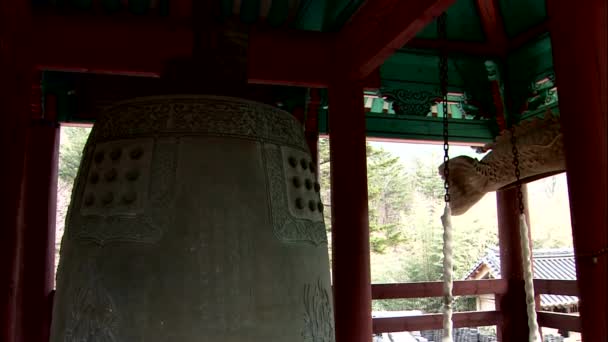 背景の木と伝統的な韓国の建築家スタイルの夏の家のベルのクローズ アップ — ストック動画