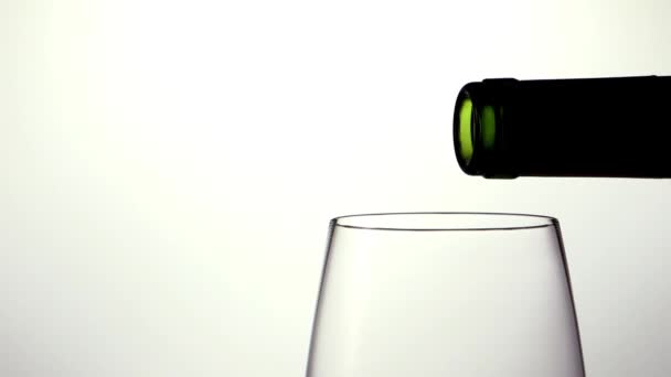 Вино, що ллється в келиху — стокове відео
