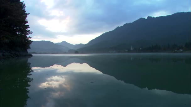 Mountains reflecting on mirror surface of lake — Stock Video