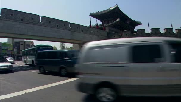 Trafic Actif Coréen Avec Forteresse Suwon Hwaseong Arrière Plan — Video