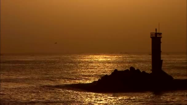 注文津海水浴場の上の灯台と海の風景 — ストック動画
