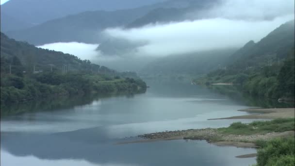 Grande rio cercado por montanhas — Vídeo de Stock