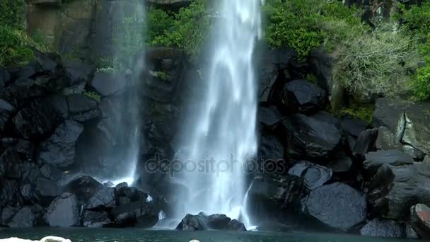 Frühling großer Wasserfall in jeju-island — Stockvideo