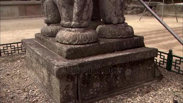 Pagode de pedra na corte do templo — Vídeo de Stock