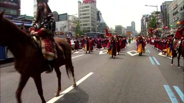 一群人在传统服饰步行 — 图库视频影像