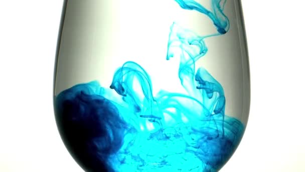 Aqua bläck droppar i vinglas — Stockvideo