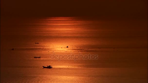 Pôr do sol laranja refletindo na superfície do mar — Vídeo de Stock