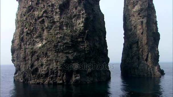 Två höga klippor i havet — Stockvideo