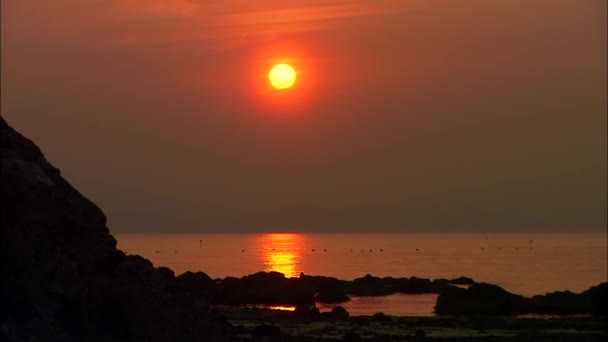 Hermosa vista al atardecer con horizonte oceánico — Vídeos de Stock