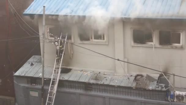 Αρσενικό Πυροσβέστης Κατάσβεσης Πυρκαγιάς Κτίριο — Αρχείο Βίντεο