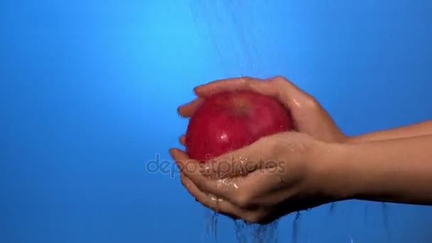 Femme lavage pomme rouge — Video