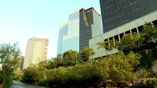 Paisaje de edificios y arroyo en Seúl — Vídeos de Stock