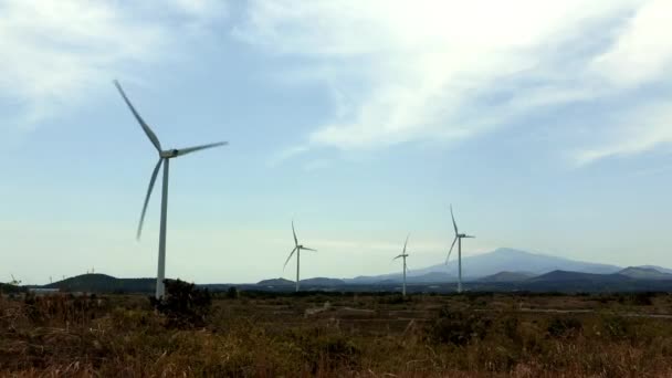 Windgeneratoren in der Landschaft der Insel Jeju — Stockvideo