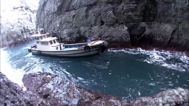 Seascape med båten flytande mellan klipporna — Stockvideo