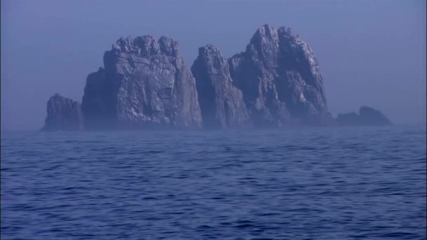 Seascape z rock island — Wideo stockowe