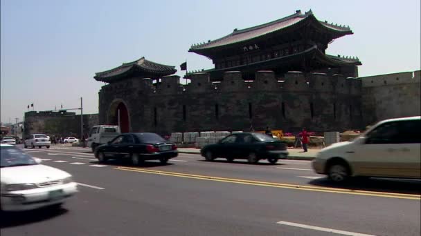 Trafic Actif Coréen Avec Forteresse Suwon Hwaseong Arrière Plan — Video
