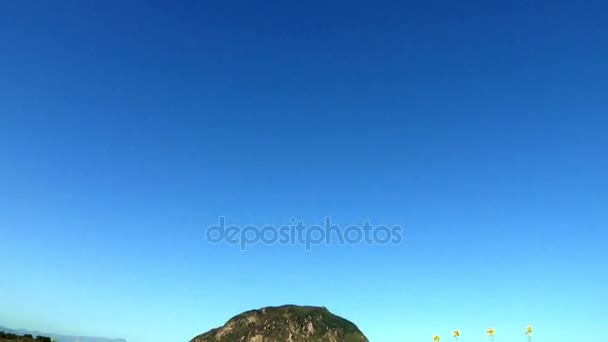 Blumenfeld und Hügel der Insel Jeju — Stockvideo