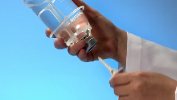 Doktor intravenöz tüp kadar ayarlama — Stok video