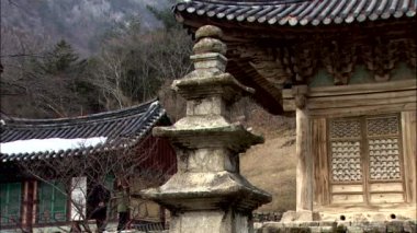 Veranda artalanları üzerinde yürüyen insanlar ile geleneksel Kore Tapınağı içinde closeup görüntülemek taş anıt