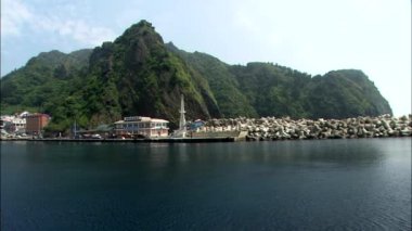 Küçük kasaba deniz tarafında ve dağlar