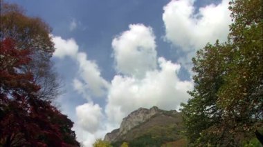 göl kıyısında antik tapınak 