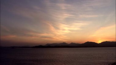 Sahil, Kore üzerinde muhteşem günbatımı