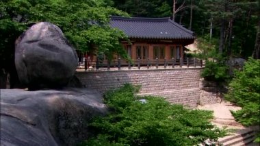 Sokcho-si, Gangwon-do, Kore ahşaptan tapınakta ile dağ manzarası
