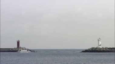 Deniz manzarası ile cruise gemi arasında iki işaretleri