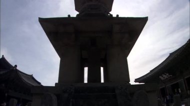 Geleneksel eski bina, Bulguk-sa tapınakta Gyeongju-si, Gyeongbuk, Kore silüeti