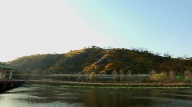 Trenin altında dağ