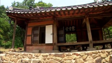 Geleneksel Kore Tapınağı ağaçları ile arka planda bina görünümünü