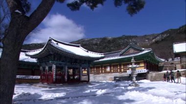 Arka plan üzerinde Güney Kore geleneksel temple binalarda ağaçlar ve dağlar girmeden insanlar