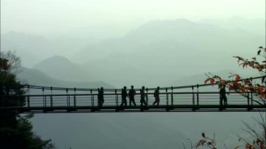 Kore halkının tarafından asma köprü yüksek dağlarda yürüyüş