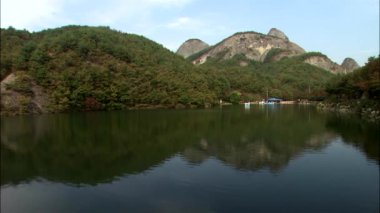 tepeler ağaçlarla çevrili Gölü