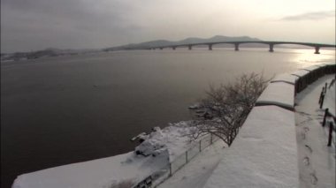 Geleneksel Kore mimari tarzı su yüzeyi, köprü ve yaz evi 