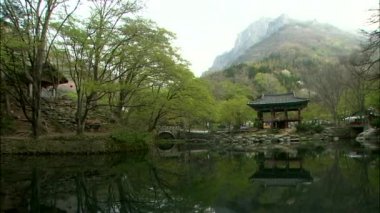 göl kıyısında antik yapıların