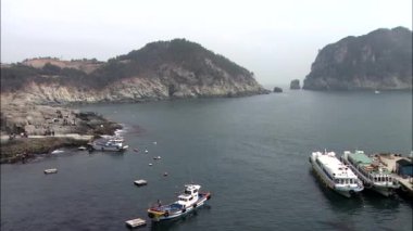 tekneler ile güneşli gün liman