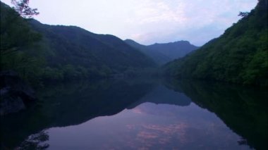 ayna Göl yüzeyinde yansıtan hills 