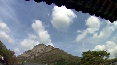 Tapınak courtyard adlı yürüyüş insanlar