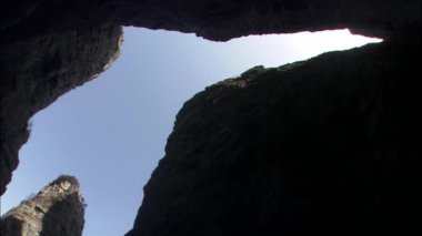 Büyük deniz kayalıklarla ile deniz manzarası