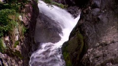 taşları üzerine düşen Şelalesi 