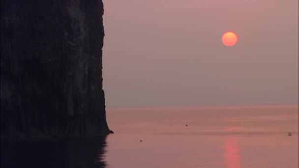 Tramonto sul mare e rocce — Video Stock