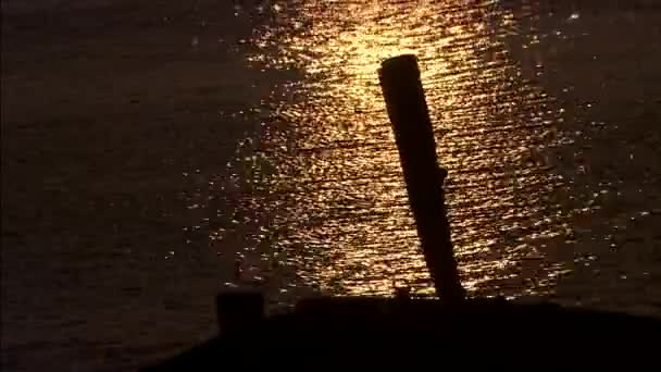 Tramonto arancione che si riflette sulla superficie del mare — Video Stock